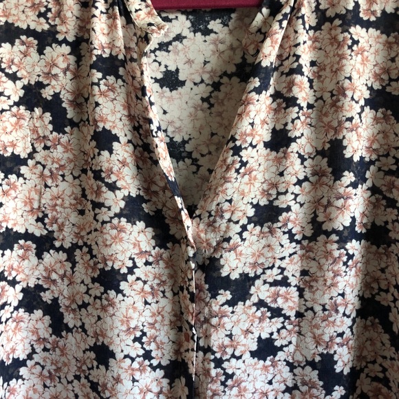 HINGE BUTTON DOWN - Picture 3 of 4